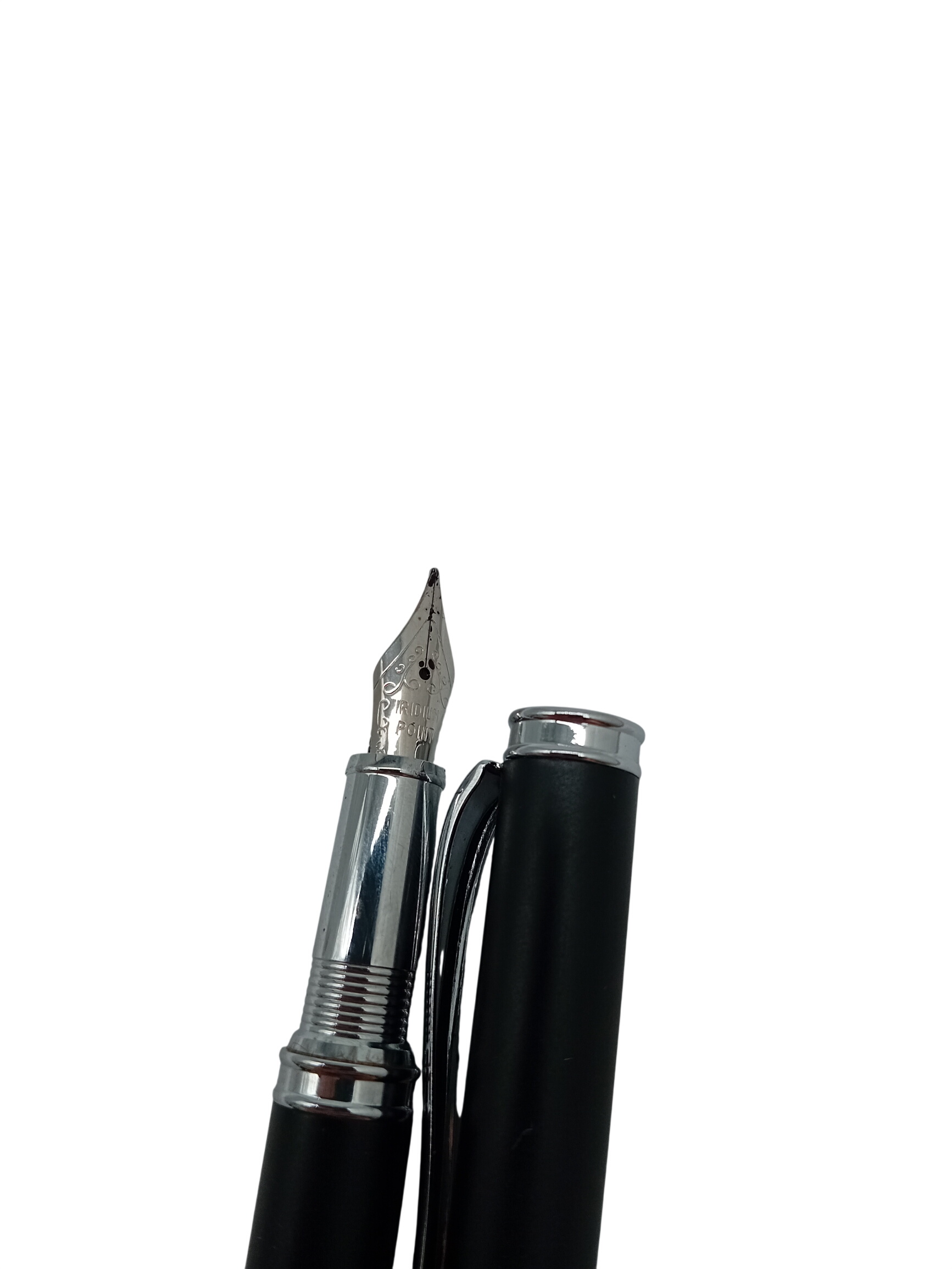 Acheter Stylo Plume Noir Élégant - Écriture Fluide Et Design Classique (o272) (O272) Très bon état - 15,00 € Stylo Plume Noir Élégant - Écriture Fluide Et Design Classique (o272) (O272) Très bon état - reconditionné disponible sur Label Emmaüs